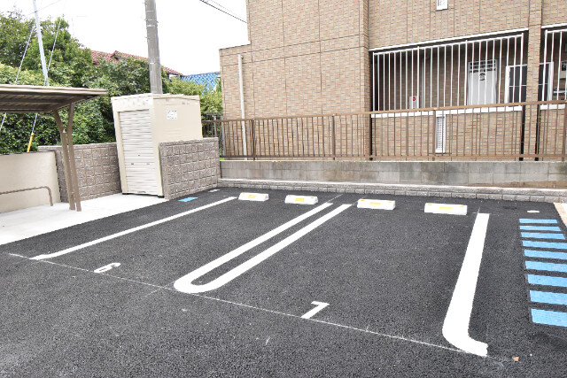 ��ʌ��������܎s��{��O���P���ڂ̃A�p�[�g�̒��ԏ�