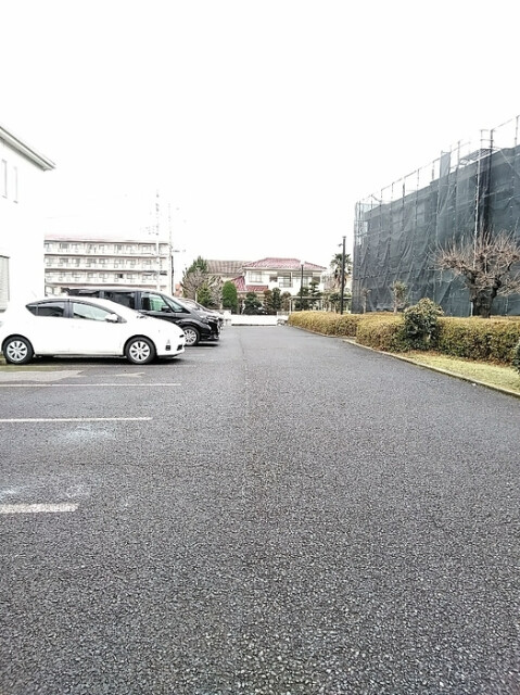 ��ʌ��������܎s�k��{�����Q���ڂ̃A�p�[�g�̒��ԏ�