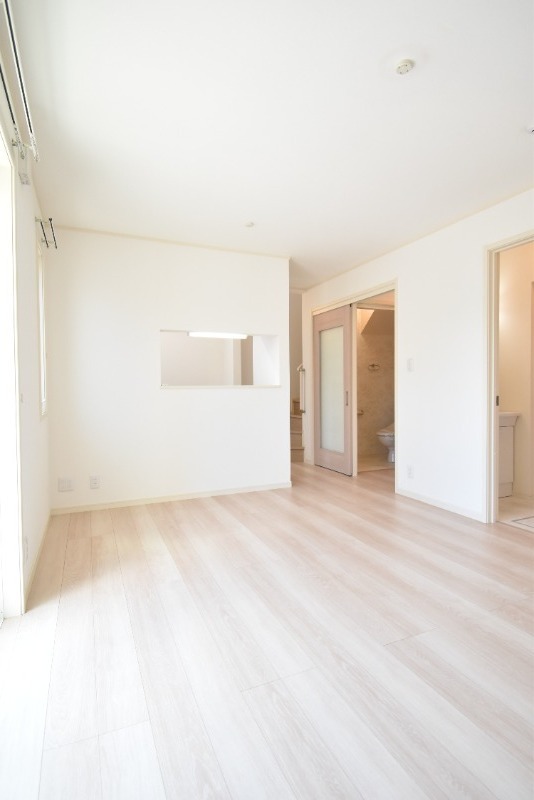 ��ʌ��������܎s���搼��{�P���ڂ̃e���X�n�E�X�̋��ԁE���r���O