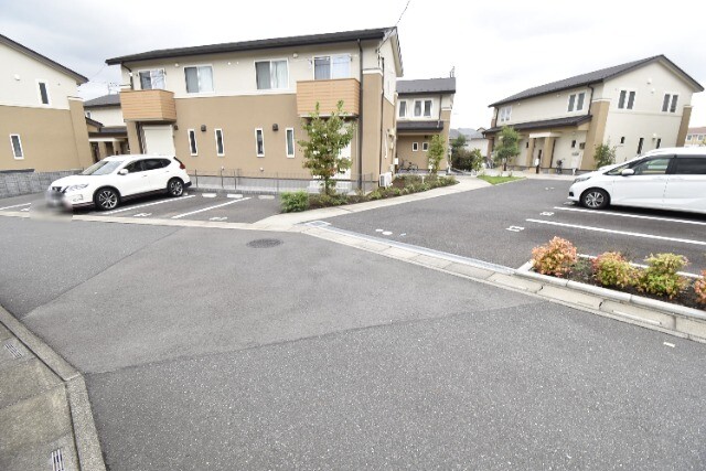 ��ʌ��������܎s���搼��{�P���ڂ̃e���X�n�E�X�̒��ԏ�