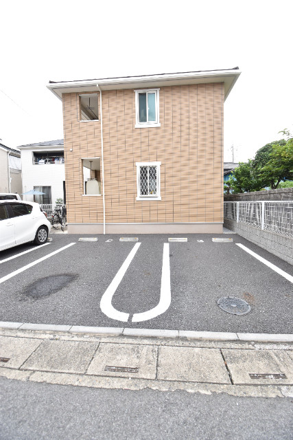 ��ʌ������s�����S���ڂ̃A�p�[�g�̒��ԏ�