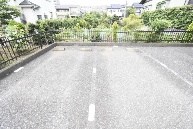 ��ʌ�����s�˒˂S���ڂ̃A�p�[�g�̒��ԏ�