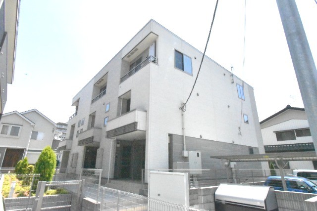 ��ʌ������s�����Q���ڂ̃A�p�[�g�̌����O��