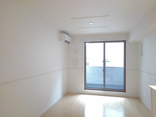 ��ʌ������s�����Q���ڂ̃A�p�[�g�̋��ԁE���r���O