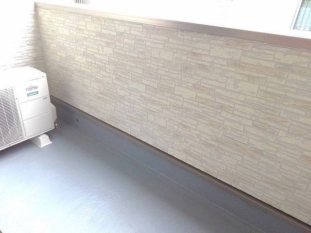 ��ʌ������s�����Q���ڂ̃A�p�[�g�̃o���R�j�[