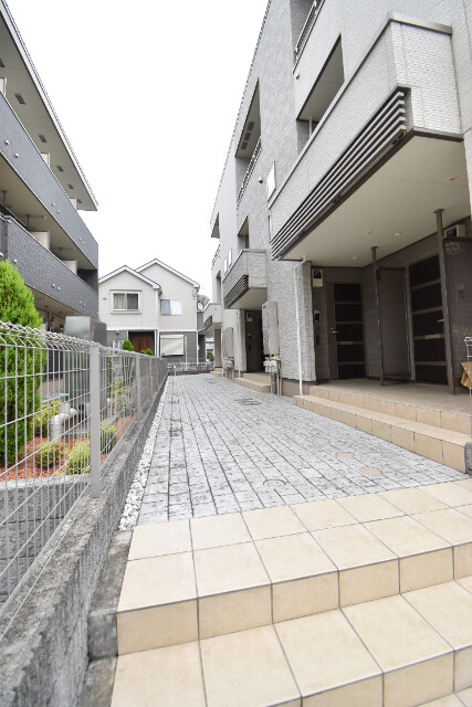 ��ʌ������s�����Q���ڂ̃A�p�[�g�̃G���g�����X