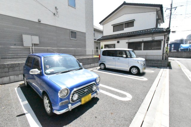 ��ʌ������s�����Q���ڂ̃A�p�[�g�̒��ԏ�