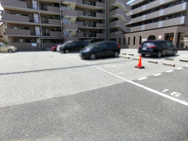 ��ʌ������s�����S���ڂ̃}���V�����̒��ԏ�