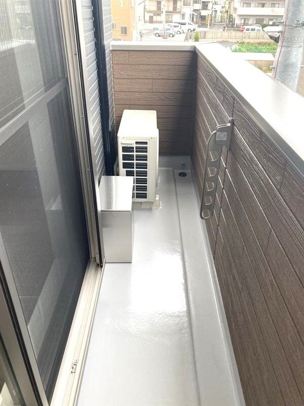 ��ʌ������s�������̃A�p�[�g�̃o���R�j�[