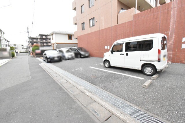 ��ʌ������s���]�P���ڂ̃}���V�����̒��ԏ�