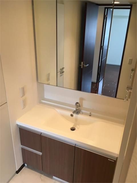 ��ʌ��������܎s�΋擌���R���ڂ̃}���V�����̐��ʏ�