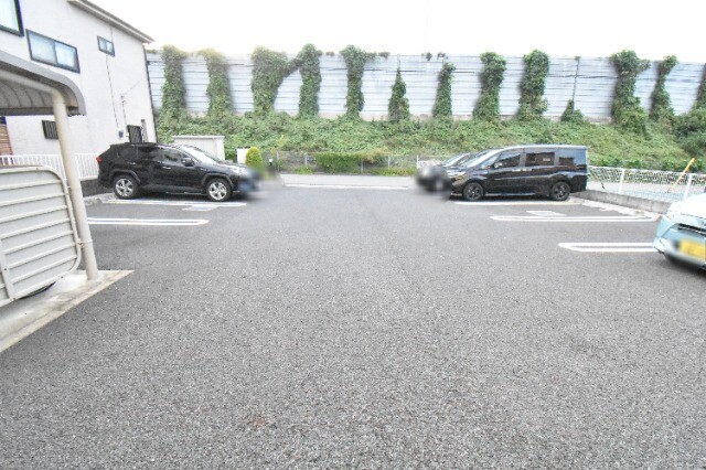 ��ʌ��@�c�s���m�؂P���ڂ̃A�p�[�g�̒��ԏ�