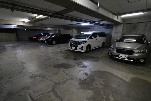 ��ʌ��������܎s�k��{�����Q���ڂ̃}���V�����̒��ԏ�