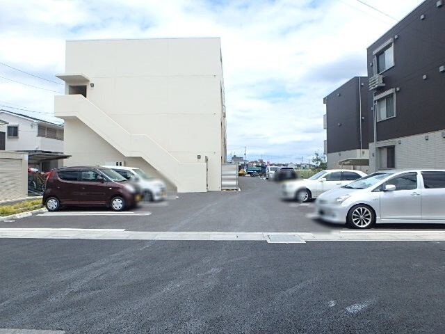 ��ʌ��������܎s����厚�w��̃}���V�����̒��ԏ�