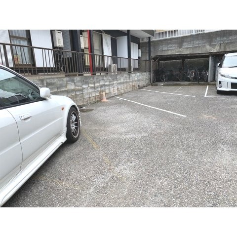 ��ʌ�����s�厚������̃A�p�[�g�̒��ԏ�