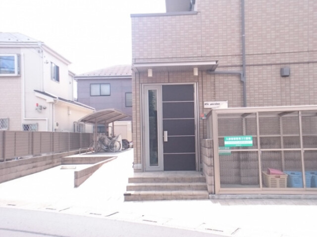 ��ʌ��z�J�s�Ɍ��P���ڂ̃A�p�[�g�̃G���g�����X