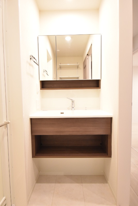 ��ʌ��z�J�s���������̃A�p�[�g�̐��ʏ�