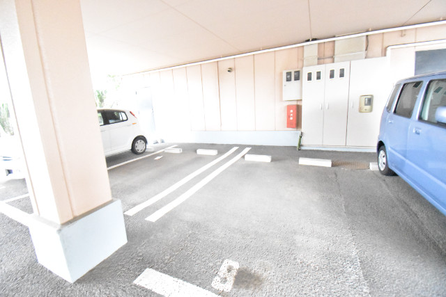 ��ʌ������s�������̃}���V�����̒��ԏ�