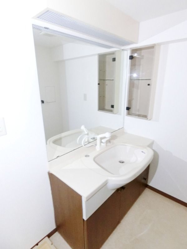 ��ʌ��������܎s������厚����O�̃}���V�����̐��ʏ�