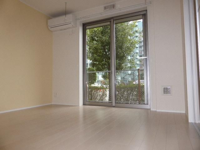 ��ʌ������s�����Q���ڂ̃A�p�[�g�̋��ԁE���r���O