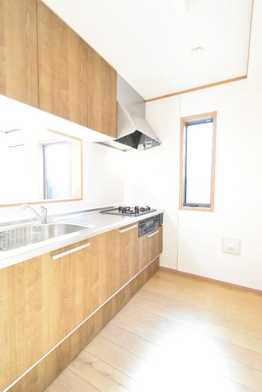 ��ʌ�����s������U���ڂ̃e���X�n�E�X�̃L�b�`��