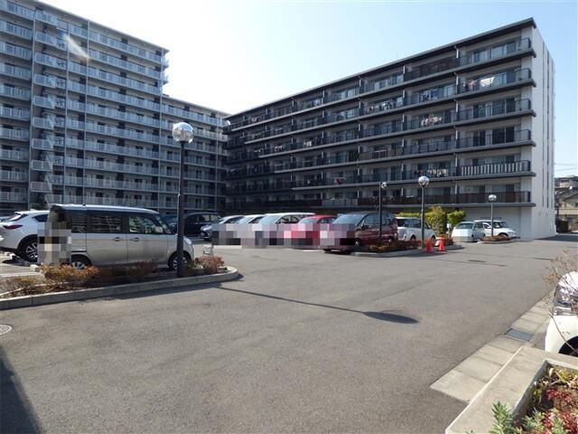 ��ʌ������s�����Q���ڂ̃}���V�����̒��ԏ�