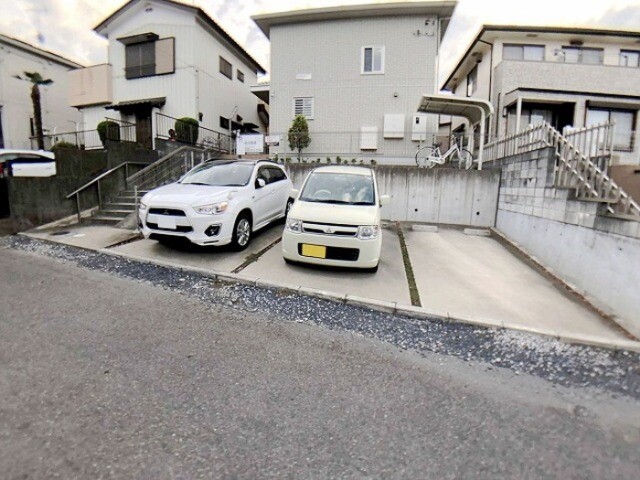 ��ʌ��������܎s��������Q���ڂ̃A�p�[�g�̒��ԏ�