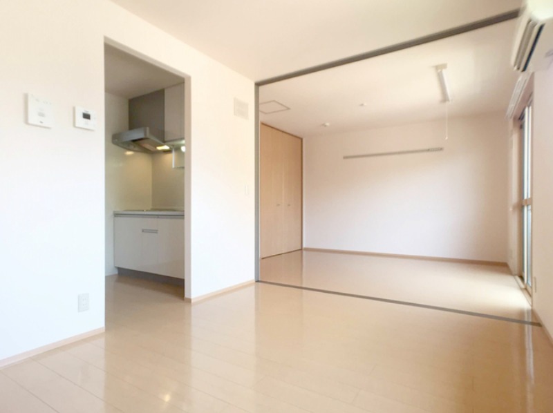 ��ʌ������s�V�P���̃A�p�[�g�̋��ԁE���r���O