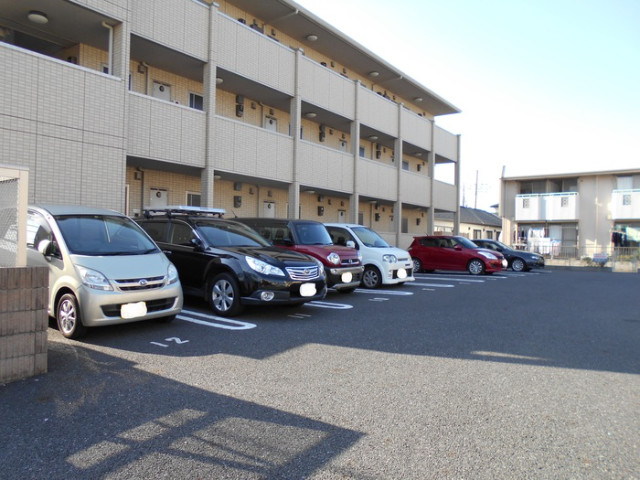 ��ʌ��z�J�s���������P���ڂ̃A�p�[�g�̒��ԏ�