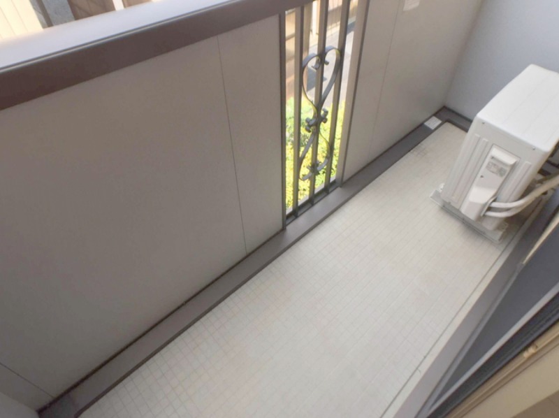 ��ʌ������s�V�P���̃A�p�[�g�̃o���R�j�[