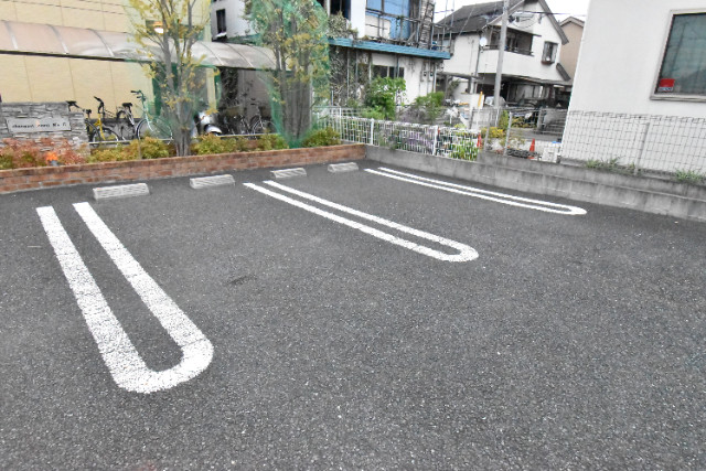 ��ʌ������s�V�P���̃A�p�[�g�̒��ԏ�