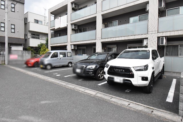 ��ʌ��z�J�s�ԎR�{���̃}���V�����̒��ԏ�