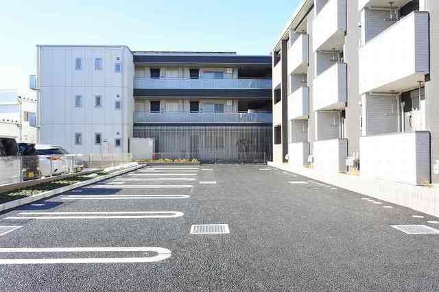 ��ʌ�����s�]�˂R���ڂ̃A�p�[�g�̒��ԏ�