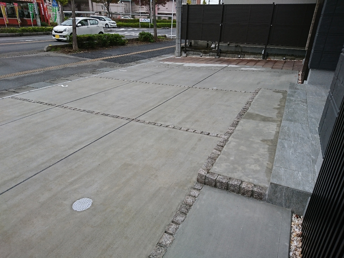 ��ʌ��z�J�s���z�J�W���ڂ̃}���V�����̒��ԏ�