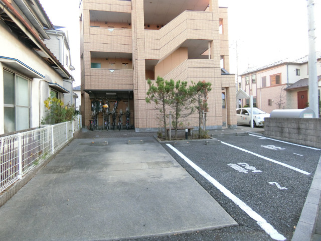 ��ʌ��z�J�s�{�{���P���ڂ̃}���V�����̒��ԏ�