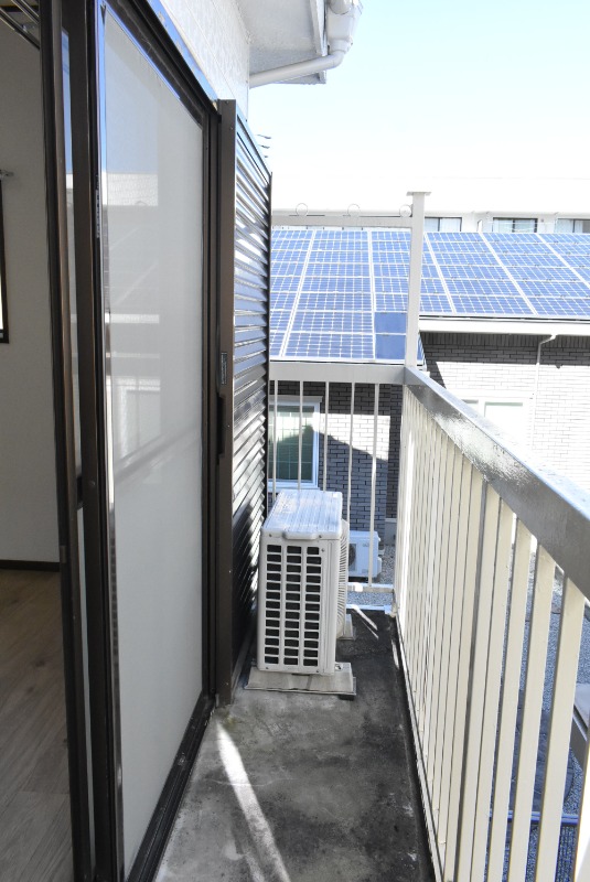 ��ʌ������s�����T���ڂ̃A�p�[�g�̃o���R�j�[