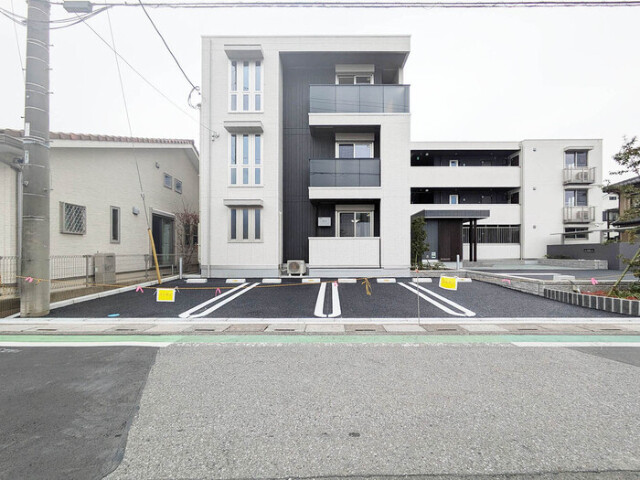 ��ʌ��������܎s�k��{�����̃A�p�[�g�̒��ԏ�