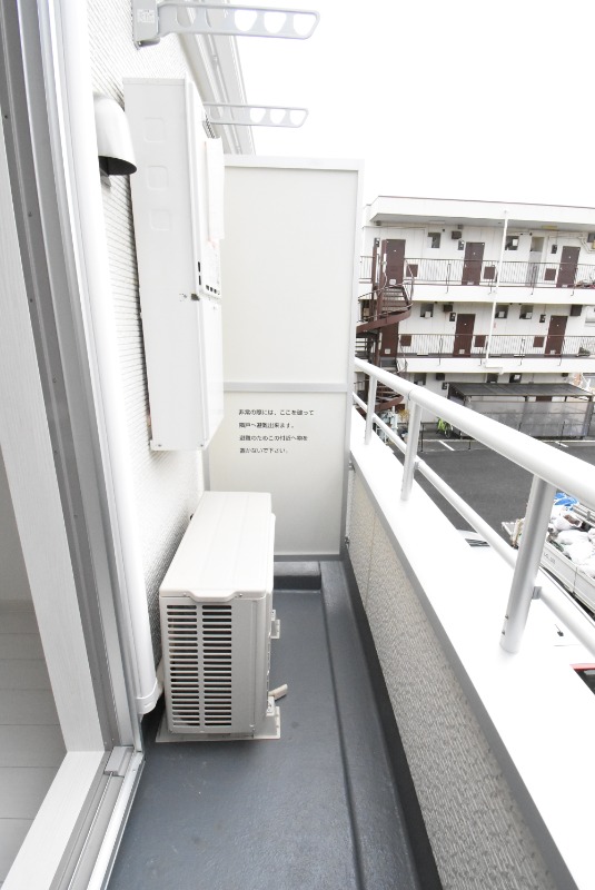 ��ʌ��n�s�ˉz�P���ڂ̃A�p�[�g�̃o���R�j�[