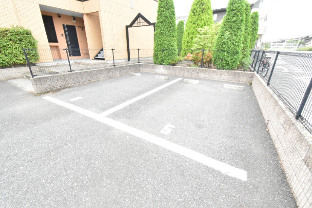 ��ʌ�����s�厚�ΐ_�̃}���V�����̒��ԏ�