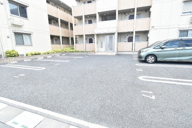 ��ʌ��z�J�s���C�N�^�E���Q���ڂ̃A�p�[�g�̒��ԏ�