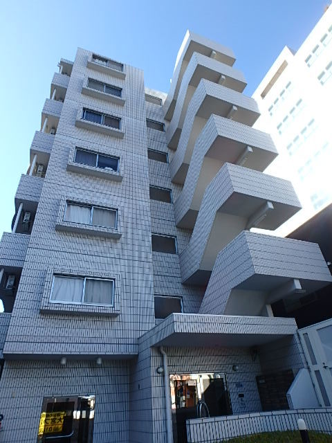 ��ʌ��������܎s��{��y�蒬�P���ڂ̃}���V�����̌����O��