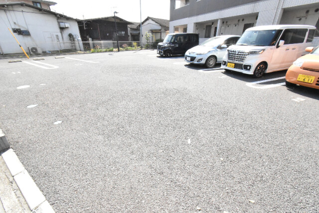 ��ʌ��z�J�s�����{���̃}���V�����̒��ԏ�