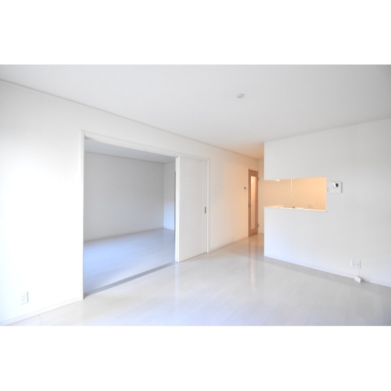 ��ʌ�����s������R���ڂ̃A�p�[�g�̋��ԁE���r���O