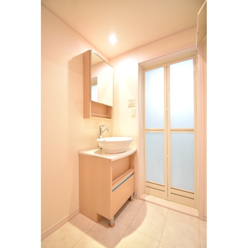 ��ʌ�����s������R���ڂ̃A�p�[�g�̐��ʏ�