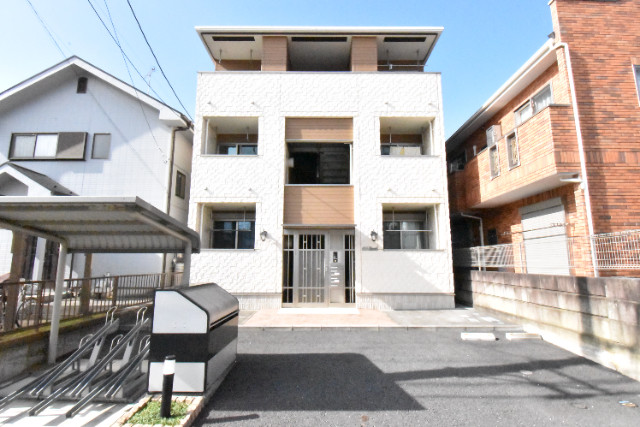 ��ʌ������s�������̃A�p�[�g�̌����O��