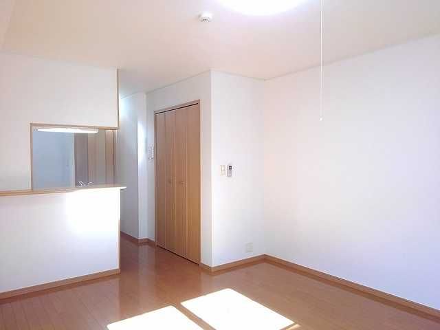 ��ʌ��z�J�s�{�{���R���ڂ̃A�p�[�g�̋��ԁE���r���O