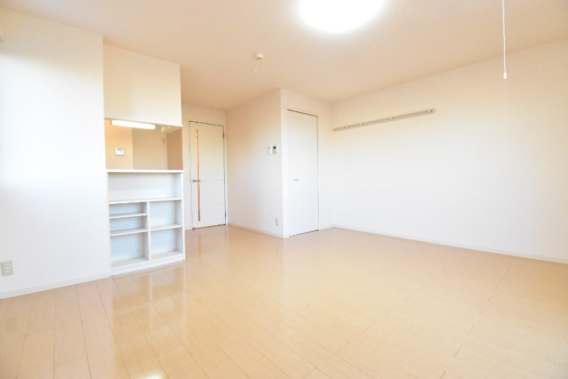 ��ʌ��z�J�s�V�z�J�Q���ڂ̃A�p�[�g�̋����E���r���O