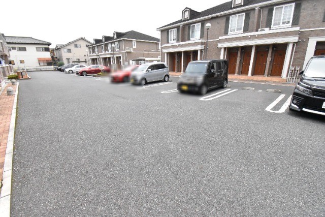 ��ʌ��z�J�s�{�{���R���ڂ̃A�p�[�g�̒��ԏ�