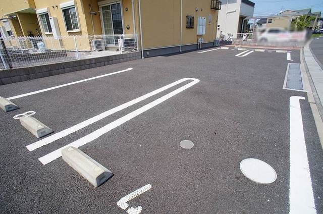 ��ʌ��z�J�s���C�N�^�E���P���ڂ̃A�p�[�g�̒��ԏ�