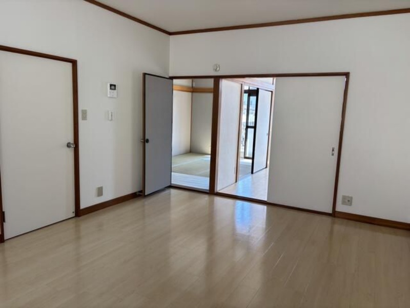 ��ʌ�����s����T���ڂ̃A�p�[�g�̋��ԁE���r���O